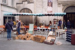 Brocantes et résidences seniors : une activité idéale pour allier plaisir, lien social et décoration