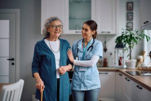 Aide à domicile pour personnes âgées : quelles solutions pour maintenir l'autonomie ?